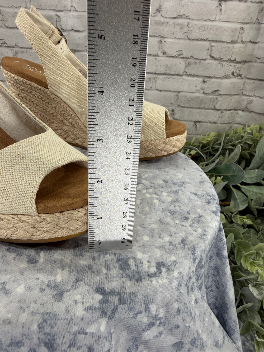 TOMS “Camilla” Beige & Gold Metallic Canvas Open-Toe Wedge Sandals WMS 6M☀️EUC - Picture 11 of 12